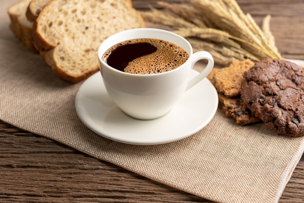 Taza de café caliente y desayuno