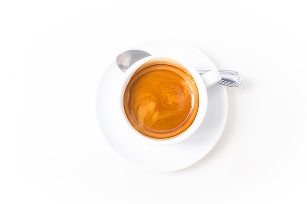 Taza de café caliente espresso aislado en blanco