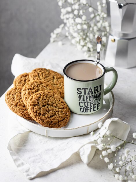 Taza de café caliente con galletas de avena caseras Calidez y comodidad en el hogar en el concepto de mañana de otoño Bodegón de otoño