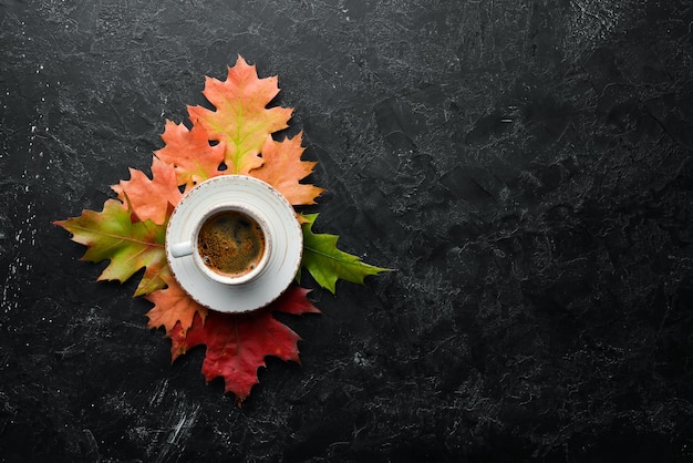 Taza de café caliente y hojas de otoño coloreadas planas En el fondo antiguo Vista superior Espacio libre para su texto