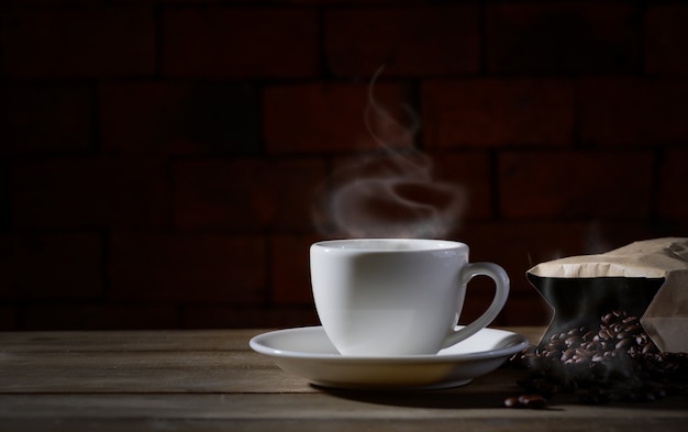 Taza de café caliente con humo y grano de café