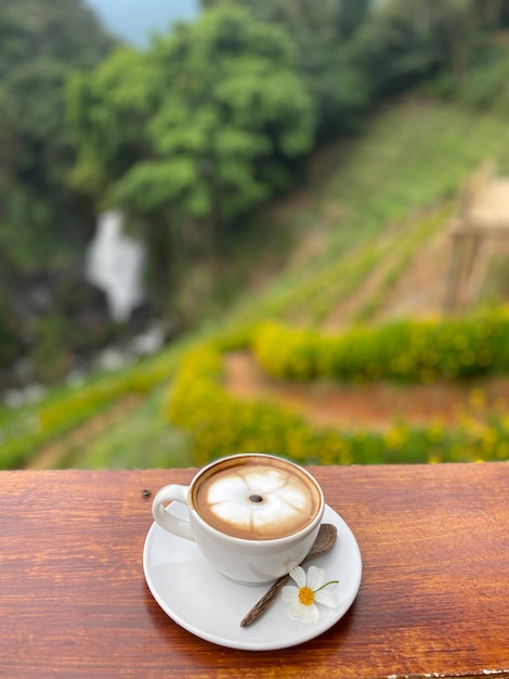 Foto una taza de café caliente por la mañana