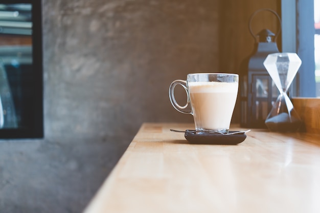 Una taza de café caliente en la mesa de café