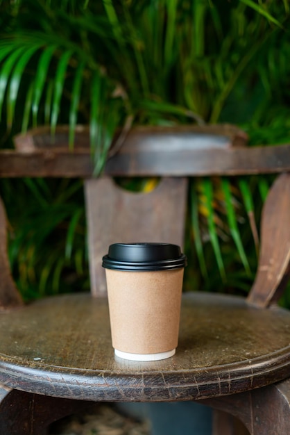 taza de café caliente en la mesa de madera con espacio para copiar