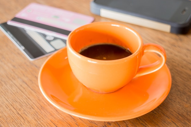 Taza de café caliente en mesa de madera