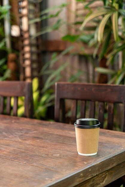 Taza de café caliente en la mesa de madera