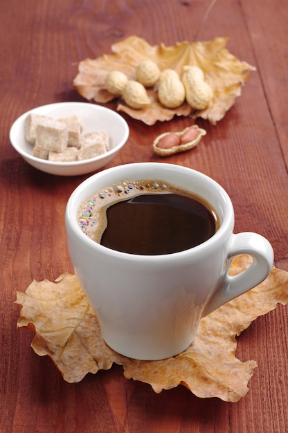 Taza de café caliente en una mesa de madera