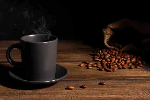 Foto taza de café caliente en una mesa de madera