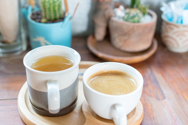 Taza de café caliente en la mesa de madera