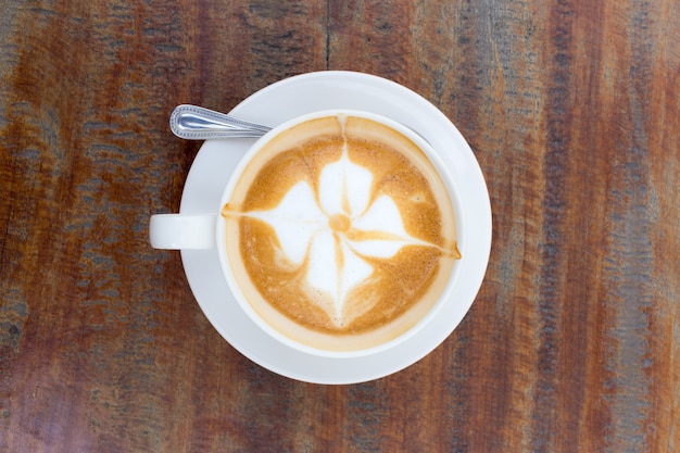 Taza de café caliente en la mesa de madera