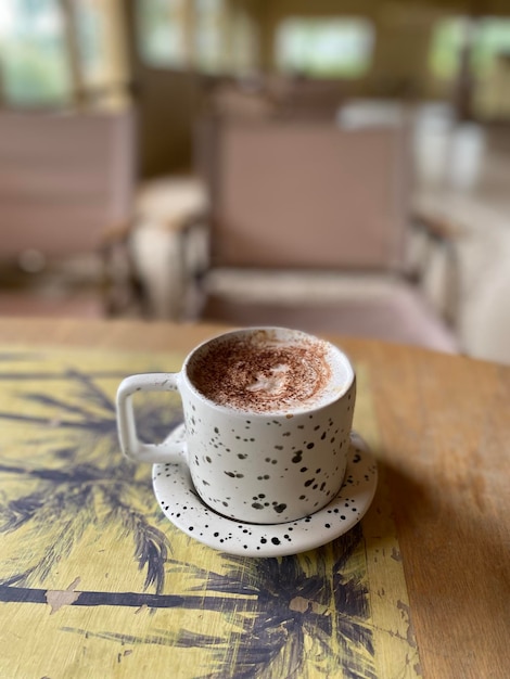 taza de café caliente en la mesa de madera