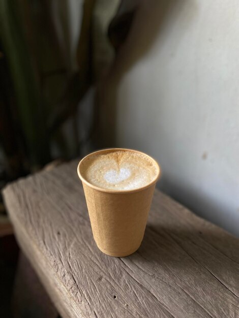 taza de café caliente en la mesa de madera