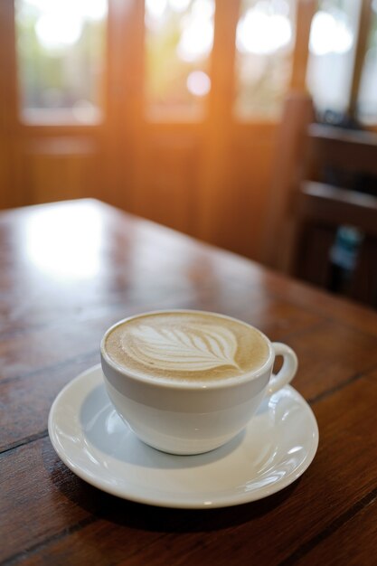 Taza de café caliente en la mesa por la mañana, tiempo de relajación, café con leche