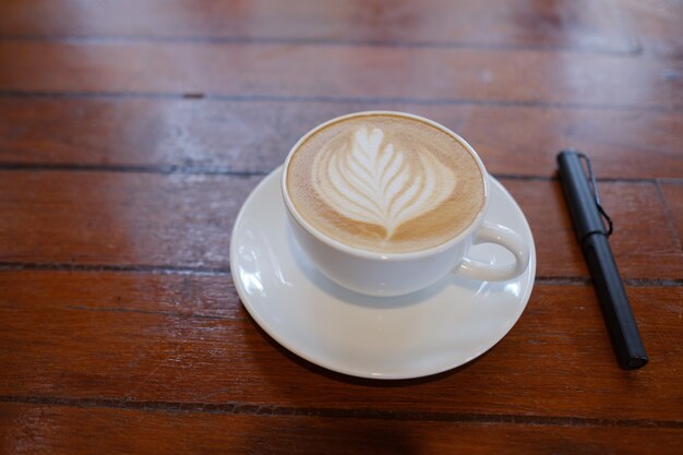 Foto taza de café caliente en la mesa por la mañana, tiempo de relajación, café con leche