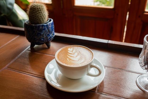 Taza de café caliente en la mesa en la mañana, tiempo de relajación, café con leche