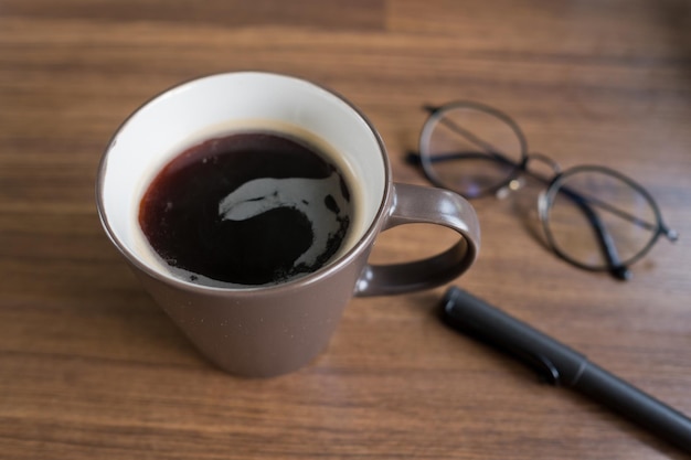 Taza de café caliente en la mesa en la mañana, tiempo de relajación, café con leche