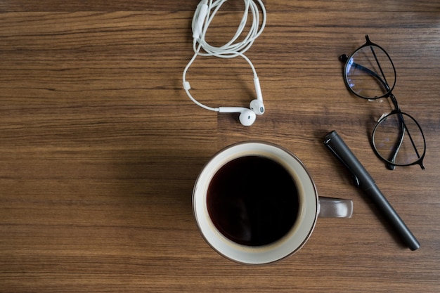 taza de café caliente en la mesa, tiempo de relajación, tiempo de la mañana