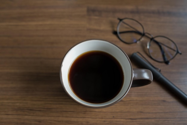 taza de café caliente en la mesa, tiempo de relajación, tiempo de la mañana