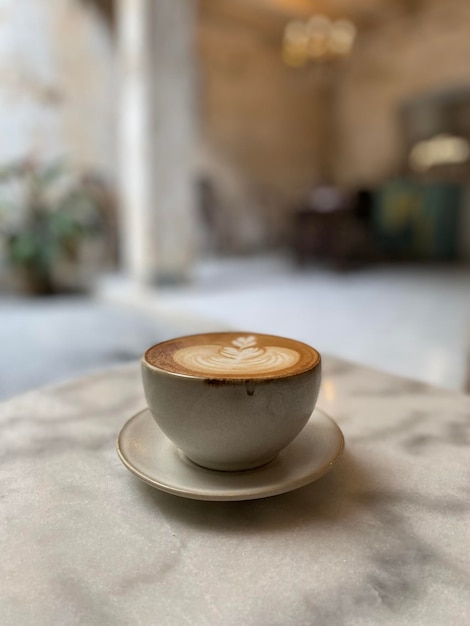 taza de café caliente en la mesa