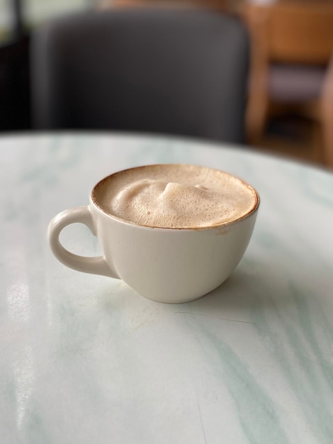 taza de café caliente en la mesa