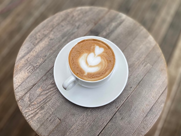 taza de café caliente en la mesa