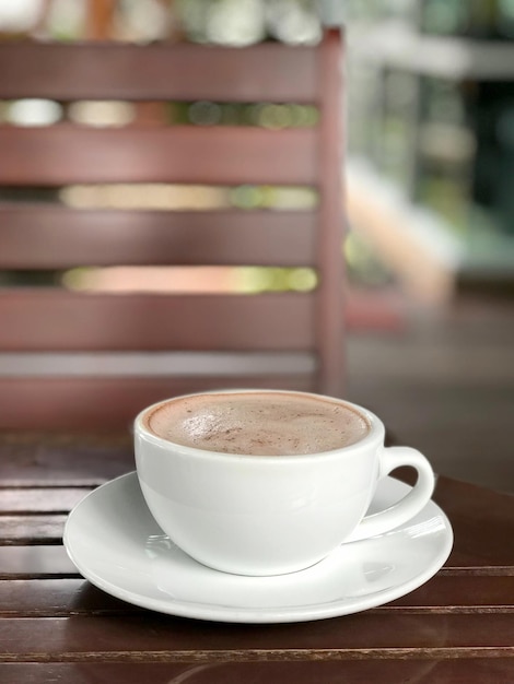 taza de café caliente en la mesa