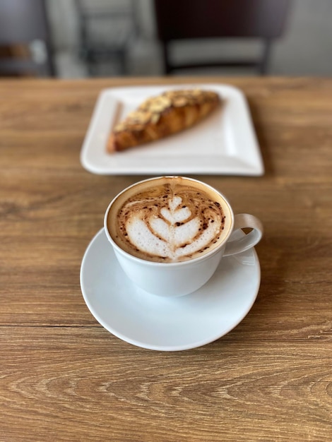 taza de café caliente en la mesa