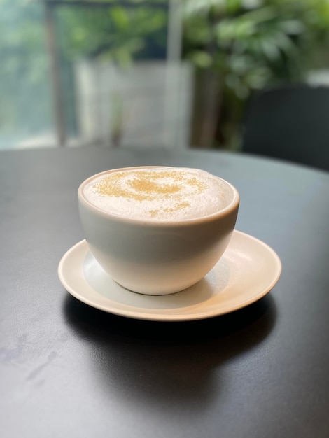 taza de café caliente en la mesa