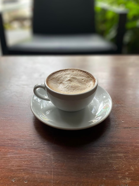 taza de café caliente en la mesa