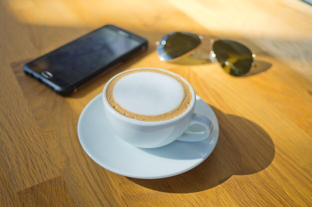 taza de café caliente en la mesa