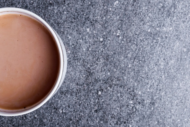 La taza de café caliente en la mesa.