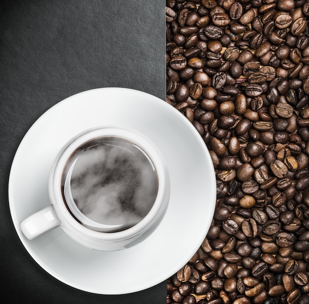 Taza de café caliente sobre un fondo negro