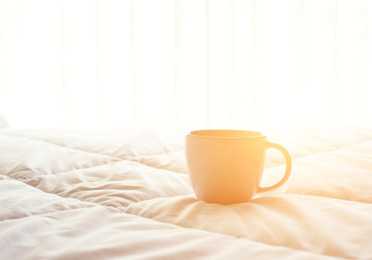 Foto taza de café en la cama