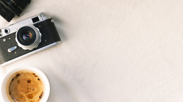 Taza de café con cámara y smartphone sobre una manta suave