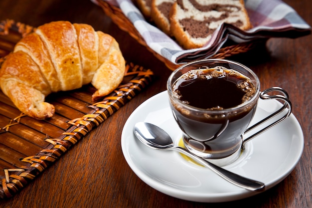 Una taza de café con una canasta de pastel.