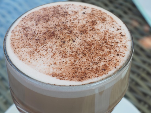 Una taza de café con canela espolvoreada encima