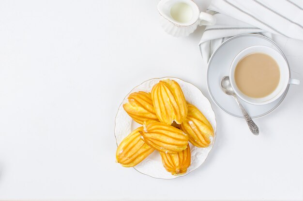 Taza de café y canutillos para el desayuno.