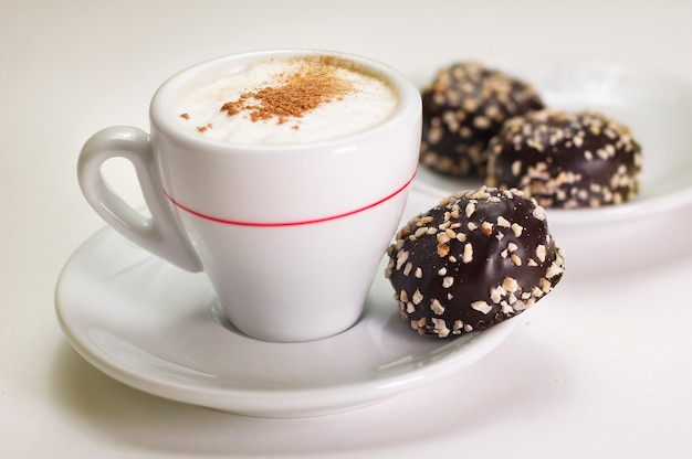 Taza de café capuchino con caramelo de chocolate