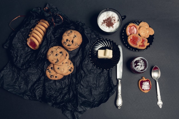 Taza de café, capuchino con galletas de chocolate y galletas