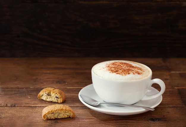 Taza de café capuchino con galletas