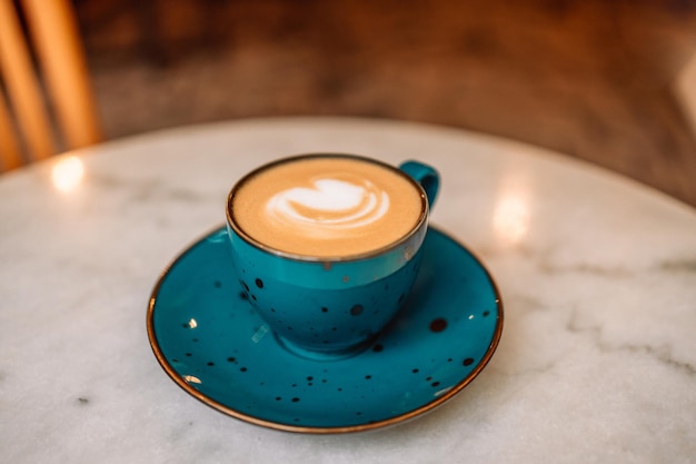 Taza de café capuchino y hermoso corazón Latte Art en la cafetería de la ciudad Concepto del día de San Valentín