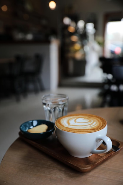 Foto taza de café capuchino sobre fondo de madera