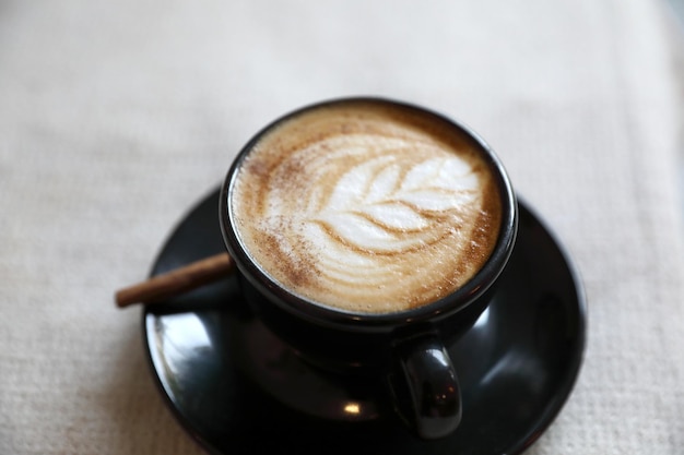 Taza de café capuchino sobre fondo de madera