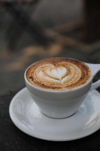 Taza de café capuchino sobre fondo de madera