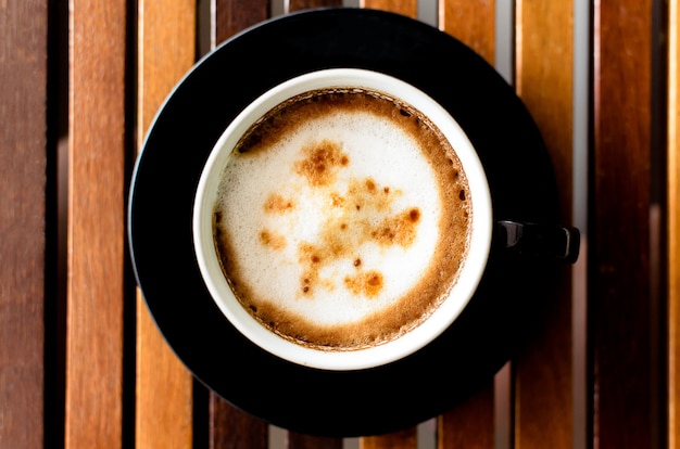 Una taza de café capuchino.