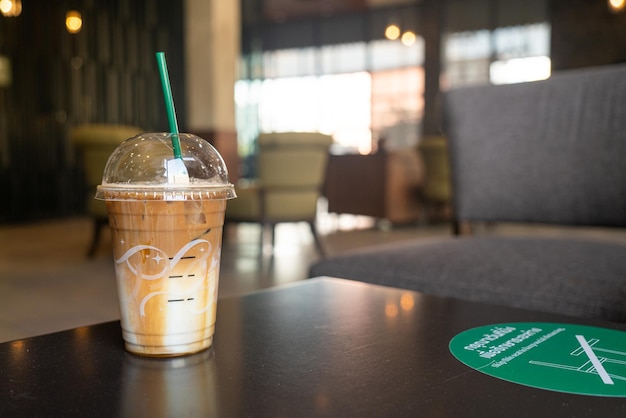 taza de café caramelo macchiato en la mesa en la cafetería