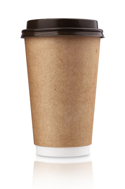 taza de café de cartón artesanal con tapa de plástico, aislada en un fondo blanco