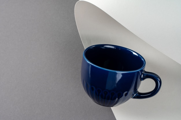 Taza de café de cerámica azul oscuro en la mesa. Concepto de vajilla