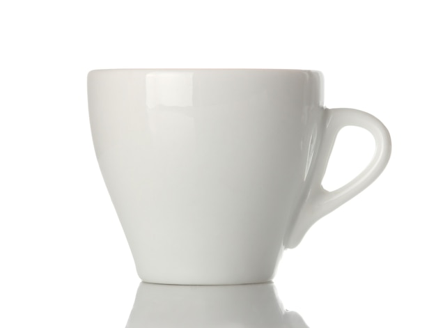 Taza de café de cerámica blanca, forma clásica para hacer café. sobre fondo blanco aislado. de cerca.