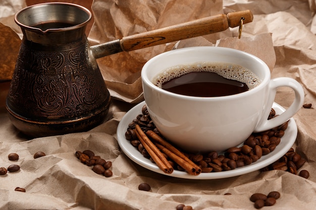 Taza de café y cezve para café turco